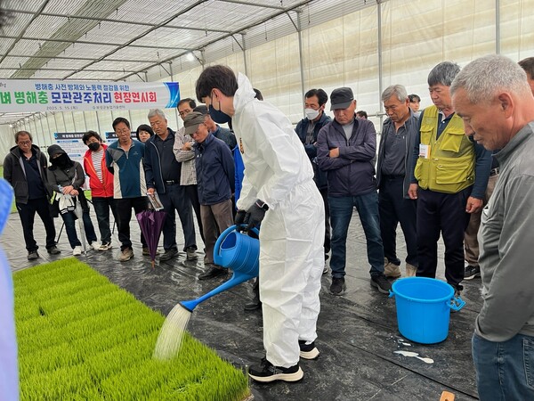 보성군, 벼 모판관주처리 연시회에서 노동력 절감과 병해충 방제 효율을 높일 수 있는 ‘모판관주처리’ 기술을 소개하고 있다 / 사진 = 보성군