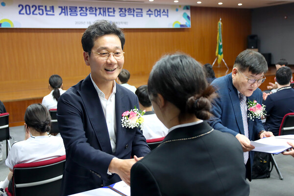 이승찬 계룡장학재단 이사장이 고등학생‧대학생에게 장학증서와 장학금을 전달하고 있다. / 사진=계룡건설