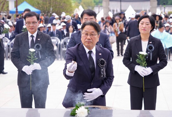 강기정 광주광역시장이 17일 국립5·18민주묘지에서 열린 ‘제45주년 5·18민주화운동 추모식’에서 오월 영령에 헌화하고 있다. /사진=광주광역시