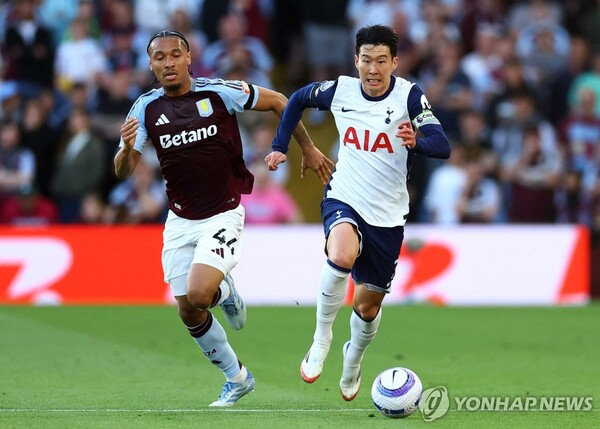 애스턴 빌라전에서 드리블하는 토트넘 손흥민(오른쪽). / 사진=연합뉴스