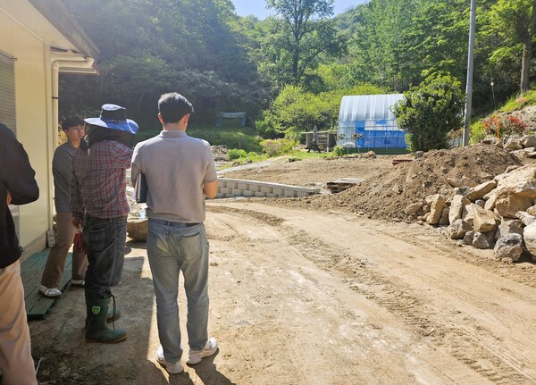 장성군 산림편백과 공무원들이 산사태 취약지역을 점검하고 있다 / 사진=장성군