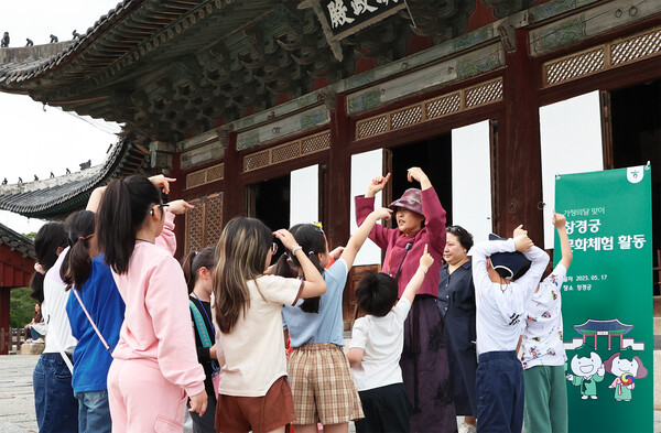 하나금융그룹은 지난 17일 가정의 달을 맞아 『취약계층 아동 문화체험』봉사활동을 실시했다. 이날 창경궁 문화 체험 나들이에 참여한 아동들이 역사해설가의 설명을 들으며 문화재를 관람하고 있다./사진 = 하나금융그룹