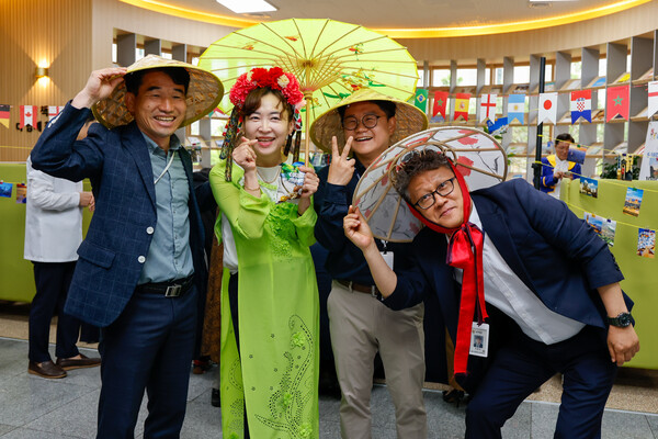 광주시교육청이 20일 본청 로비에서 출근하는 직원들과 함께 ‘제18회 세계인의 날’을 맞아 행사를 진행했다. 진로진학과 직원들이 각국의 의상을 입고 즐거워하고 있다. / 사진=광주광역시교육청