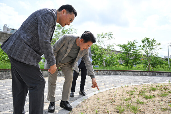 김동근 시장이 5월 21일 용현산업단지 완충녹지 산책로에서 현장 점검을 하고 있다./ 사진=의정부시