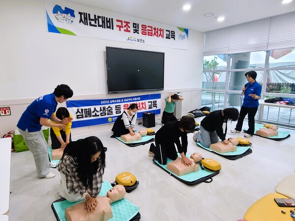 장성군이 자동심장충격기 구비 의무기관 관리자 대상 응급처치 교육을 실시했다 / 사진 = 장성군