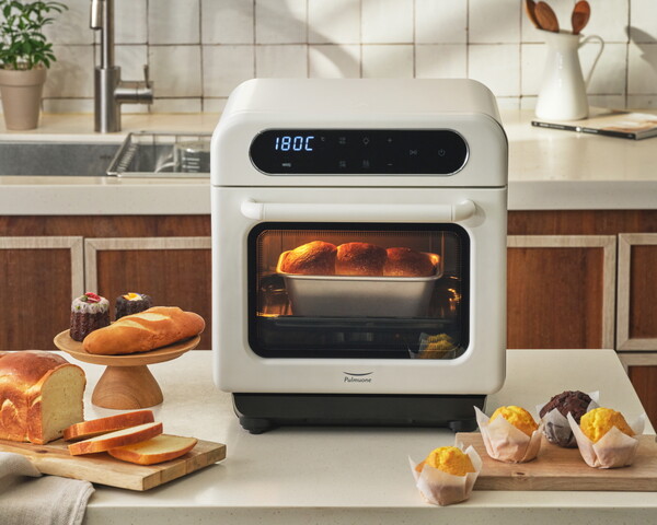 직접 가열 방식으로 스팀 기능을 강화하고 슬림 디자인을 적용하여 공간 활용도를 높인 '풀무원 스팀쿡 에어프라이어 12L 베이직’ / 사진=풀무원