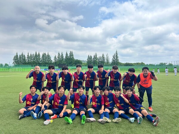 광주시교육청이 24일부터 9일까지 ‘교육감배 학교스포츠클럽 대회’를 개최했다. 이번 대회는 초·중·고 207개교, 649팀, 학생 8천928명이 참여한다. 살리시오중학교 축구 클럽 맴버가 파이팅을 경기 전 파이팅을 외치고 있다. / 사진=광주광역시교육청