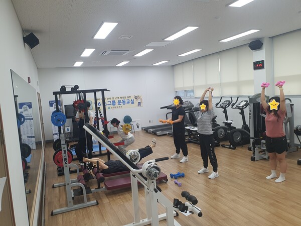 보성군, ‘의료600 ‘16 소그룹 운동 교실’ 성황_보성군보건소, 소그룹 운동 교실에서 참여자들이 근력 운동을 하고 있다. / 사진=보성군