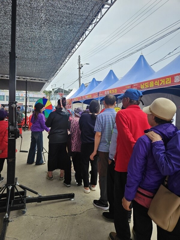 지난 23일, 섬 뻘낙지 음식거리 행운의 돌림판 이벤트 / 사진 = 신안군