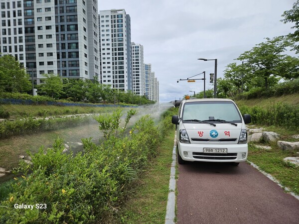 방역차량을 이용해 방역소독을 하고 있는 모습 / 사진 = 무안군