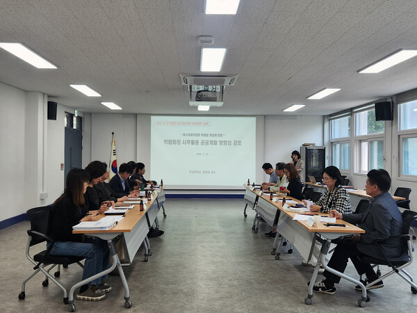 여수시(시장 정기명)가 지난 27일 여수광양항만공사에서 추진 중인 ‘여수세계박람회장 마스터플랜 수립용역’과 관련해 지역사회 여론을 수렴하고자 시민단체와 간담회를 가졌다. / 사진 = 여수시