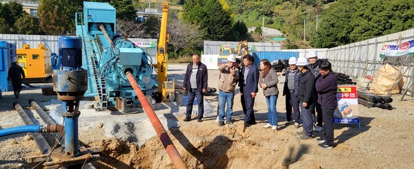 고흥군, 국내 최장 해저관로 도킹 성공... 도양읍 시산도 상수도 공급 청신호 (1) - 상하수도사업소, 감리단 통합 현장 점검 / 사진 = 고흥군