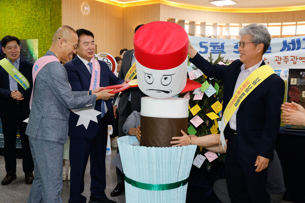 이정선 광주광역시교육감(가운데)이 29일 시교육청 북카페에서 열린 ‘세계금연의 날’ 기념 캠페인에 참여해 최승복 부교육감, 백기상 교육국장과 함께 담배를 끊는 퍼포먼스를 하고 있다. / 사진 = 광주시교육청