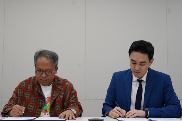 지난 29일 성남시 분당구에 위치한 카카오 판교아지트에서 열린 '디지털 헬스케어로 여는 미래세대의 건강한 식탁을 위한 업무협약식'에서 풀무원재단 윤민호 사무국장(사진 오른쪽)과 카카오헬스케어 황희 대표(사진 왼쪽)가 협약서에 서명하고 있다. / 사진=풀무원