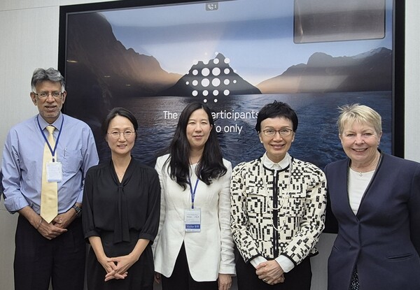 신한금융지주회사 이사회(의장 윤재원)는 윤재원 이사회 의장이 지난달 27일부터 사흘간 홍콩, 싱가포르를 방문해 현지 주요 투자자들을 대상으로 한 IR(투자설명회)을 성공적으로 마쳤다고 1일 밝혔다. 27일 홍콩에서 (사진 왼쪽부터)아마르 길 ACGA 사무총장, 박유경 APG자산운용 EM주식부문장, 윤재원 신한지주 이사회 의장, 카 시 리우 홍콩신탁이사회협회장, 프루 베넷 브런즈윅그룹 파트너가 기념촬영을 하고 있다. / 사진=신한금융지주 