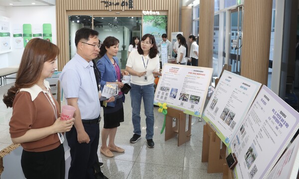 공생의 길 프로젝트 챌린지 아이디어 공모전’ 우수작 전시를 보고 있다./ 사진=전라남도교육청