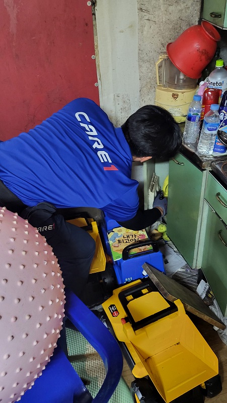 개미, 바퀴벌레 약제를 사용하여 주방 및 싱크대를 소독하고 있다. / 사진 = 신안군