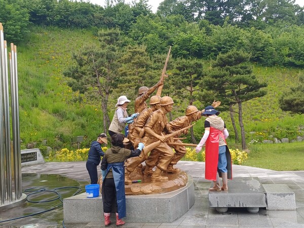 구례군 산애삶애 자원봉사단체, 호국보훈의 달 맞이 현충공원 환경정비 실시 / 사진 = 구례군