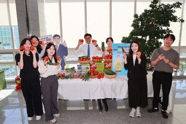 보성군, ‘보성 달 모임’ 개최로 직원 소통과 지역경제 활성화_ 지역 농가에서 생산한 토마토와 오이로 여름나기를 응원하고 있다 / 사진=보성군