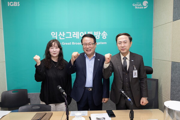 스피커로 전하는 격려_정헌율 익산시장 청내 방송_온 에어(사진 가운데 그레이트 방송반과 사진찍은 정헌율 익산시장) / 사진=익산시