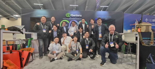 이동범 지니언스 대표와 직원, 관계자들이 세계 최대 보안 전시회 RSAC 2025에 참석해 기념촬영을 하고 있다 사진=지니언스