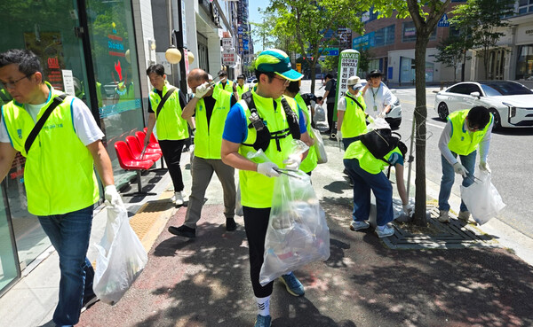 하나펀드서비스는 지난 5일 전주시 완산구 전주대학교 일대에서 전북특별자치도청ㆍ전주대학교ㆍ굿네이버스와 함께 지역사회와의 상생 및 환경정화를 위한 플로깅 활동을 진행했다. 하나펀드서비스 임직원들이 전주대학교 일대에서 플로깅 활동을 진행하고 있다. / 사진=하나은행