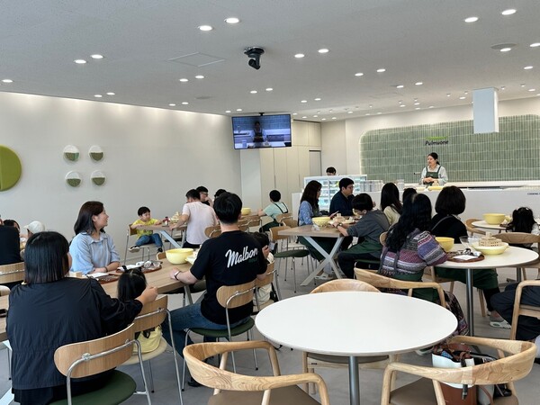 풀무원 두부공장 견학 프로그램에 참가한 고객들이 리뉴얼된 쿠킹 스튜디오에서 체험 담당자의 설명을 듣고 있다. / 사진=풀무원