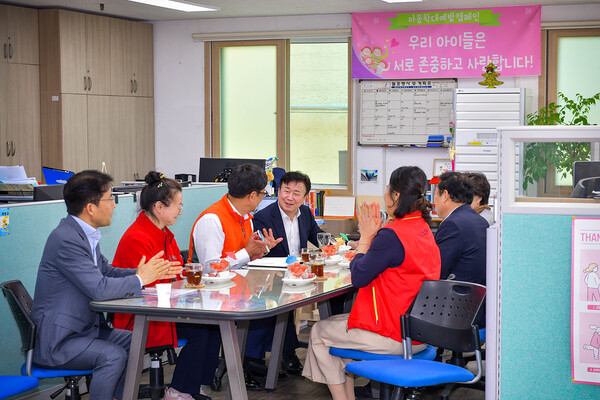 정기명 여수시장이 ‘시장이 간다! 여수 통통’ 일환으로 아동복지시설을 방문했다. / 사진=여수시