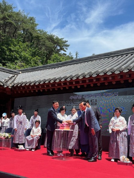 지난 5일 댐 주변 지역 어르신 14쌍이 60년을 함께한 부부의 사랑과 헌신을 기념하며 전통 회혼식을 했다 / 사진=보성군