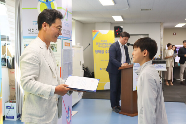이승찬 계룡장학재단 이사장이 전국소년체육대회 우수입상학생에게 장학금을 시상하고 있다. / 사진=계룡건설