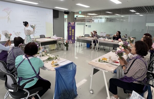 수강생들이 강사의 설명을 듣고 있다. / 사진 = 신안군