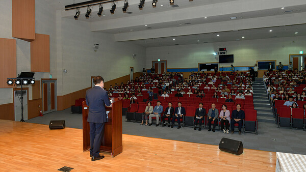 정기명 여수시장이 지난 10일 여수문화홀에서 개최된 ‘2025년 공직자 청렴 문화 콘서트’에서 청렴 실천 메시지를 전달하고 있다. / 사진=여수시