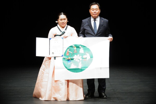 대통령상을 수상한 신선민 씨에게 상장을 전달한 김산 군수 / 사진 = 무안군