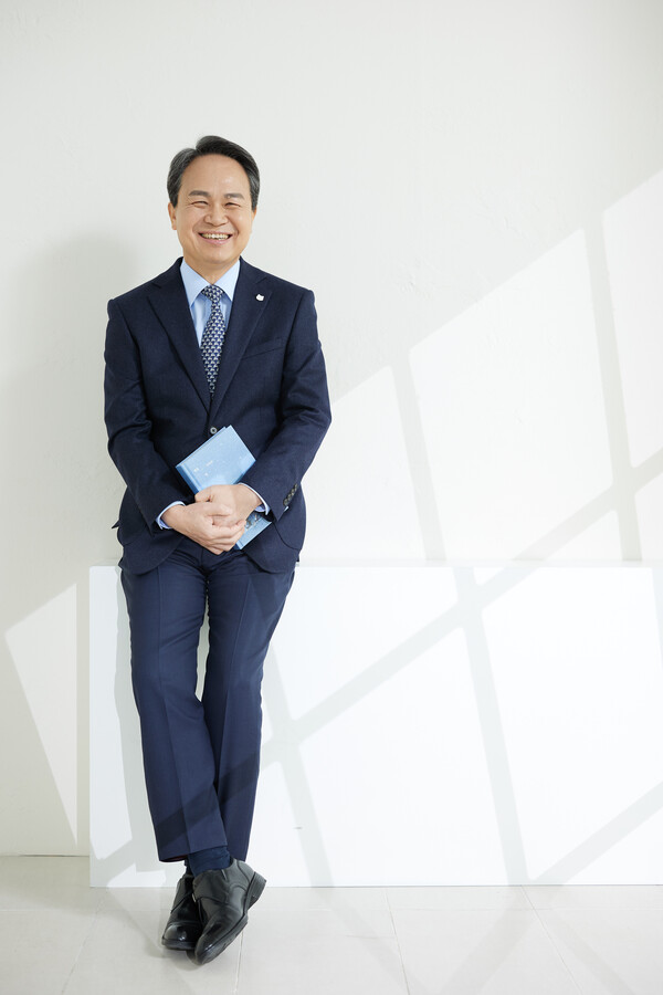 진옥동 신한금융그룹 회장은  주주 들과 적극 소통하고 있다. 사진=신한금융그룹