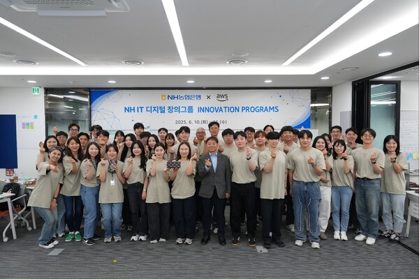 지난 11일 양재 NH디지털혁신캠퍼스에서 농협은행 디지털 창의그룹 직원들이 아마존 협업 교육프로그램 수료 기념촬영을 했다. (사진 가운데) 박도성 IT부문 부행장. 사진 = NH농협은행