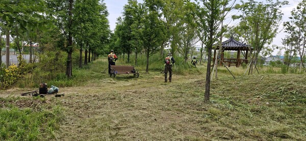 산업·농공단지 내 예초 실시 / 사진 = 김제시