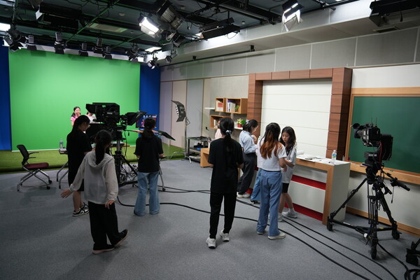 지난달 29일 광주시교육청교육연구정보원 스튜디오에서 열린 초등 아나운서 아카데미에서 카메라테스트 실습과정에 참여하고 있다 / 사진=광주광역시교육청