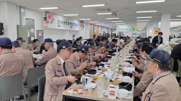 풀무원푸드앤컬처는 호국보훈의 달을 맞아 13일 세종특별자치시에 위치한 육군 제32보병사단에서 진행한 호국보훈의 달 초청 오찬 행사에 참여하여 특별 식사를 제공했다. / 사진=풀무원