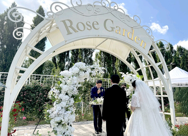 14일 광나루한강공원 장미원에서 KB증권과 서울시 미래한강본부가 협력한 ‘한강 야외결혼식’이 열리고 있다. 사진=KB증권