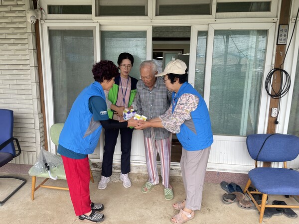 부안 하서면 지역사회보장협의체, 홀몸어르신 우유 보급 특화사업 실시 / 사진 = 부안군