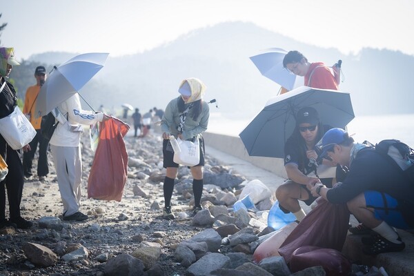 메이크 섬 노이즈(Make Some Noise) 쓰레기 줍기 / 사진 = 신안군