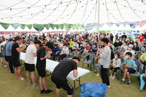 고창복분자와 수박축제(수박빨리먹기) / 사진 = 고창군