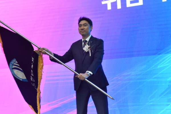 지난 4월 김동문 대한배드민턴협회장이 21일 서울 송파구 올림픽파크텔에서 열린 취임식에서 협회기를 흔들어보이고 있다. / 사진=대한배드민턴협회