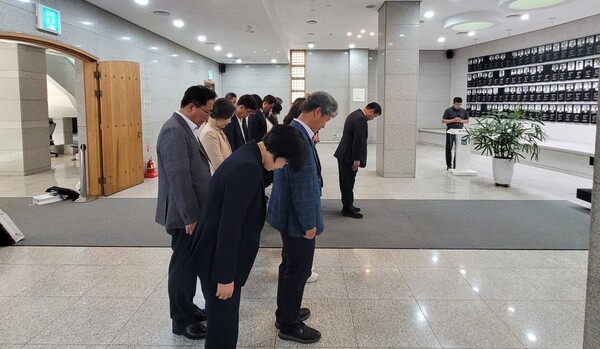 이정선 교육감과 간부들은 17일 광주학생독립운동기념회관 회의실에서 열린 ‘6월 기관장 회의’ 이후 회관 1층에 마련된 참배실을 찾아 순국선열들의 넋을 기리고 추모하는 시간을 가졌다 / 사진=광주광역시교육청