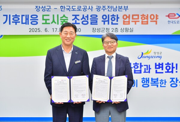 좌측부터 김한종 장성군수, 김준영 본부장 / 사진 = 장성군