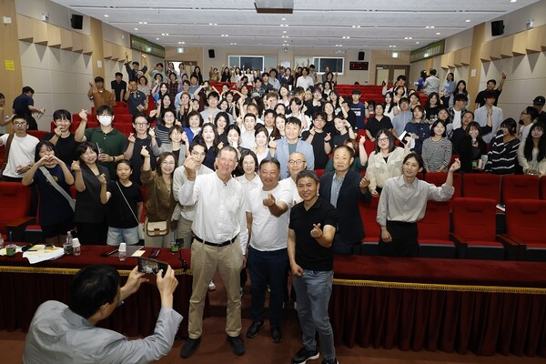 안토니곰리와 참석자 단체 촬영 / 사진 = 신안군