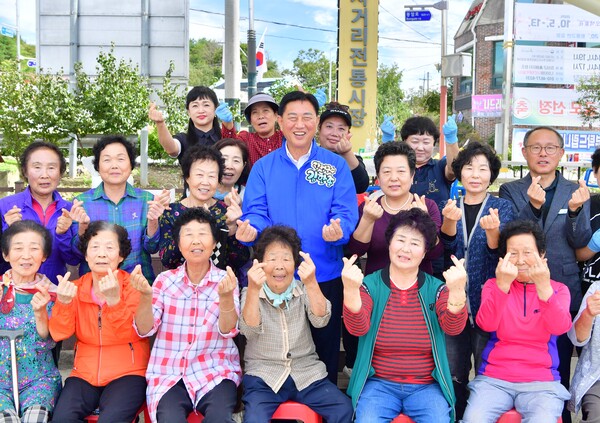 장성군이 폭염 취약 노인 보호에 나선다. (사진 중앙 김한종 군수) / 사진 = 장성군