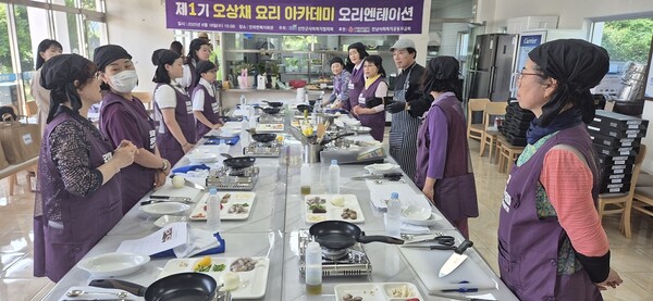 아동과 참가자들이 함께 요리 아카데미 교육을 받고 있다.  / 사진 = 신안군