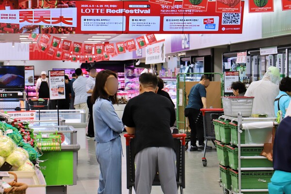 서울 노원구에 위치한 롯데마트 중계점에서 고객들이 롯데레드페스티벌 행사 상품을 쇼핑하고 있다. / 사진=롯데쇼핑
