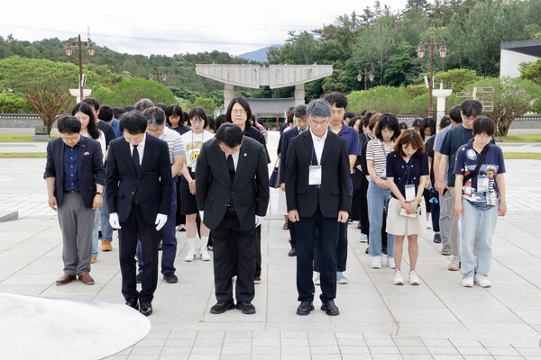 전국 국립사범대부설중·고연합회, 국립5·18민주묘지 참배 / 사진 = 광주시교육청